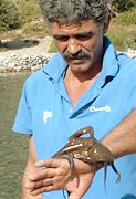   T&uuml;rkischer Fischer mit Octopus auf der Hand 